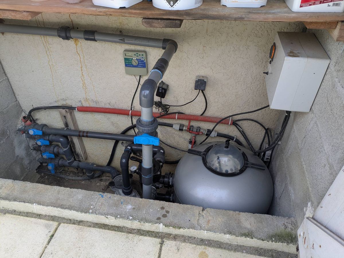 Local technique de piscine : filtration, pompe et vannes